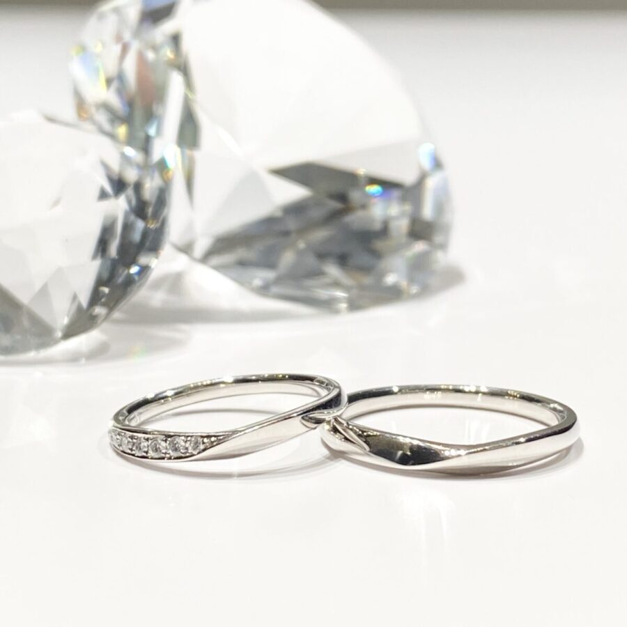 ダイヤモンドと結婚指輪の画像