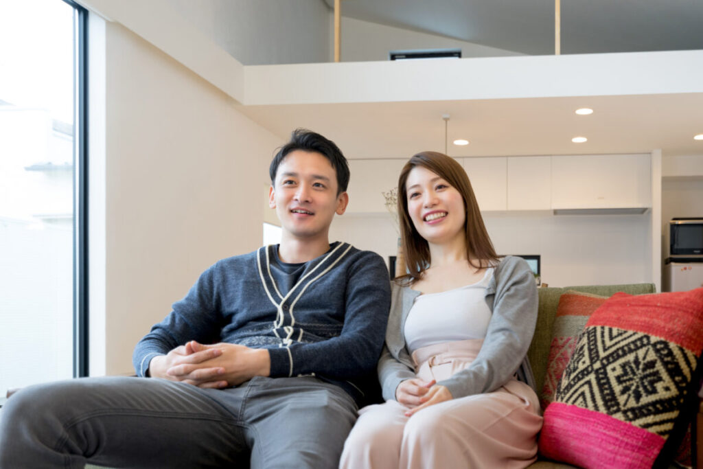 自宅で過ごす夫婦