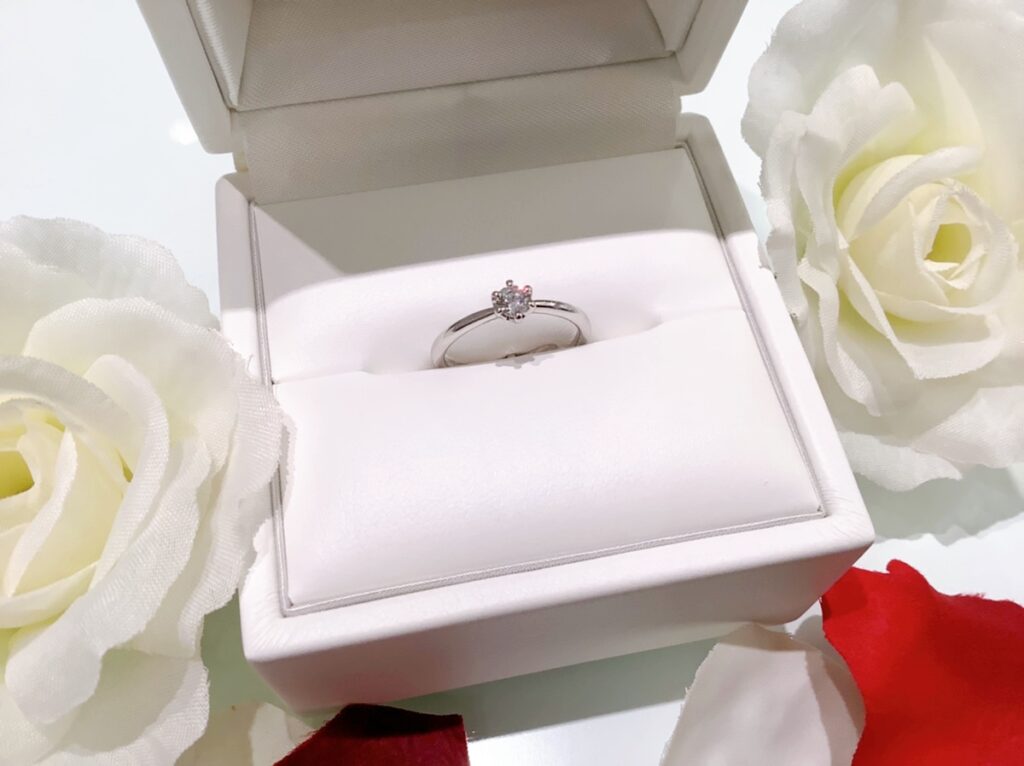 ジュエリーケースに入った婚約指輪の写真