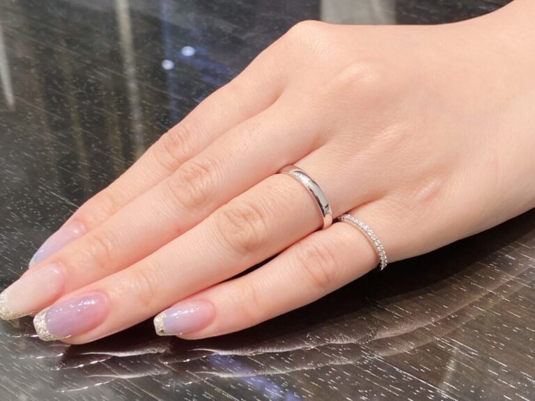 結婚指輪とピンキーリングを一緒に着けるのはあり？｜組み合わせのコツや注意点 ISSHINDO Bridal Blog