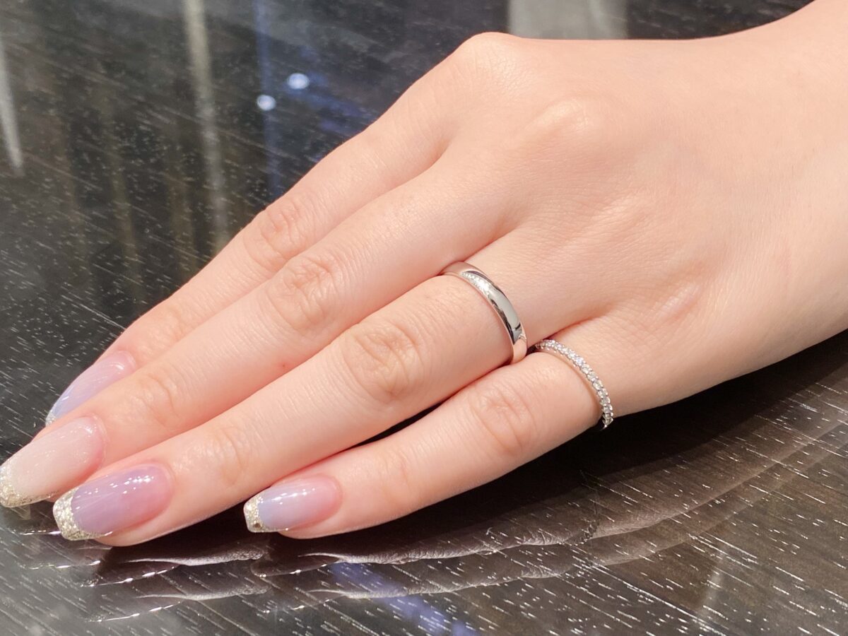 結婚指輪とピンキーリングを一緒に着けるのはあり？｜組み合わせのコツ 