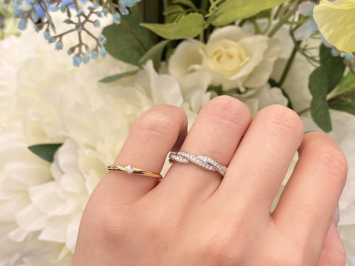 華やかな結婚指輪とシンプルなピンキーリング