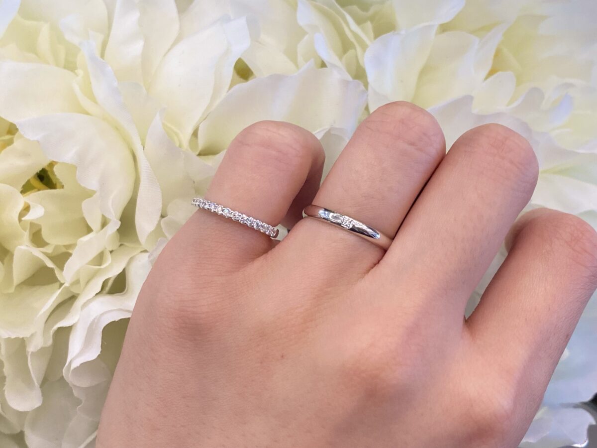シンプルな結婚指輪と華やかなピンキーリング