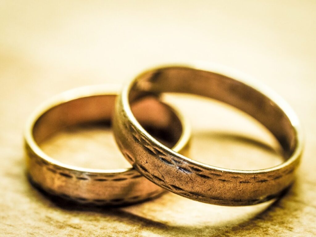 小傷がついた結婚指輪のイメージ