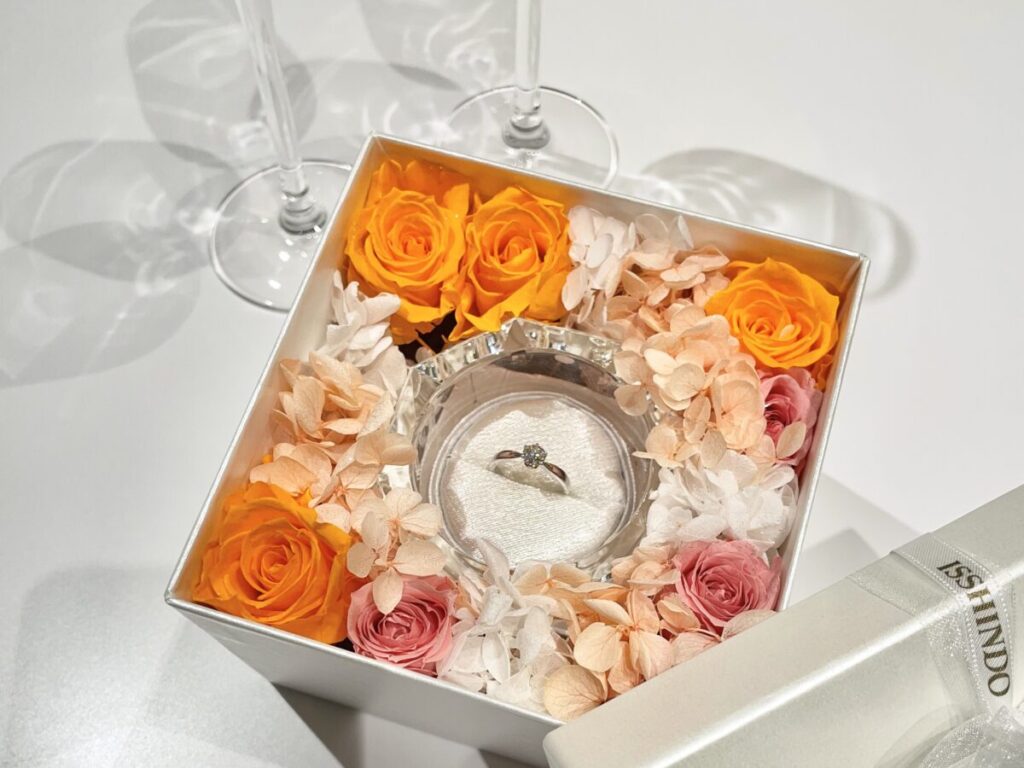 フラワーボックスに入った婚約指輪の画像