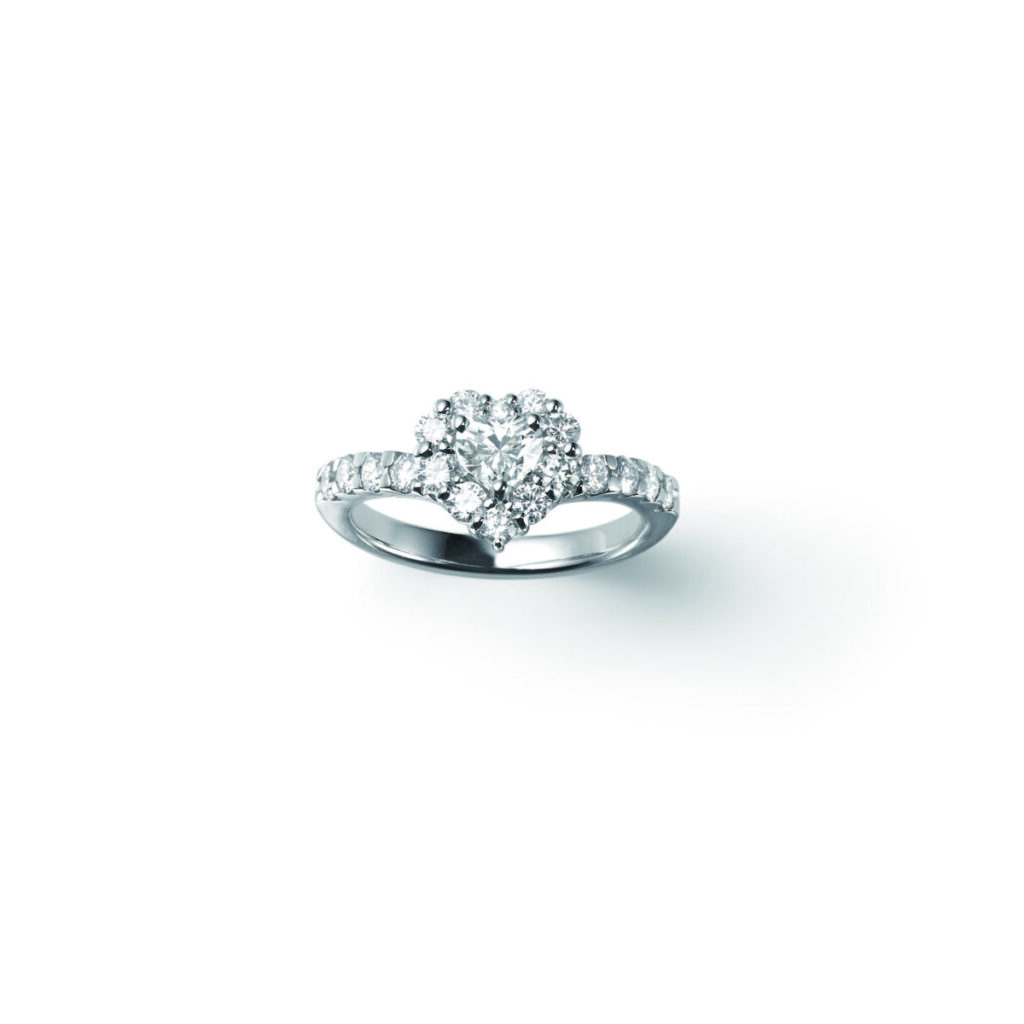 ポンテヴェキオの婚約指輪ハッピーハートの着用画像