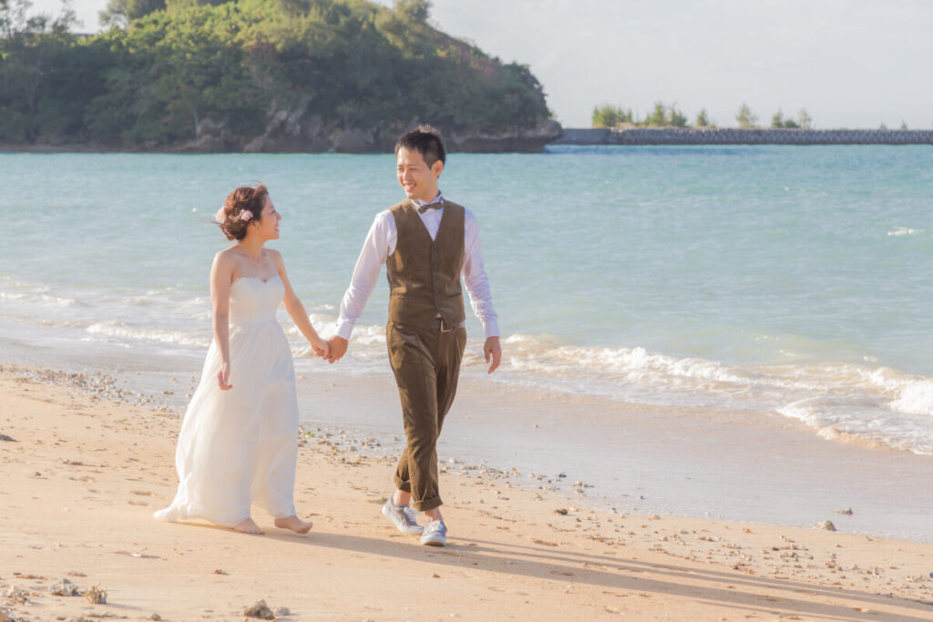 海辺でロケーション撮影をする夫婦