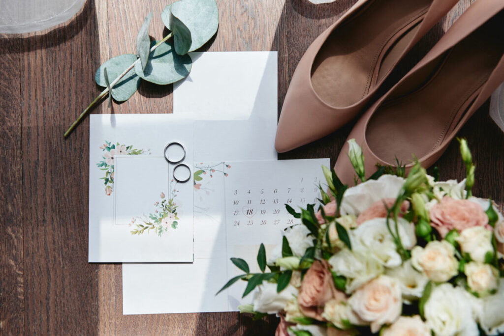 花嫁の靴とブーケ、指輪とカレンダー