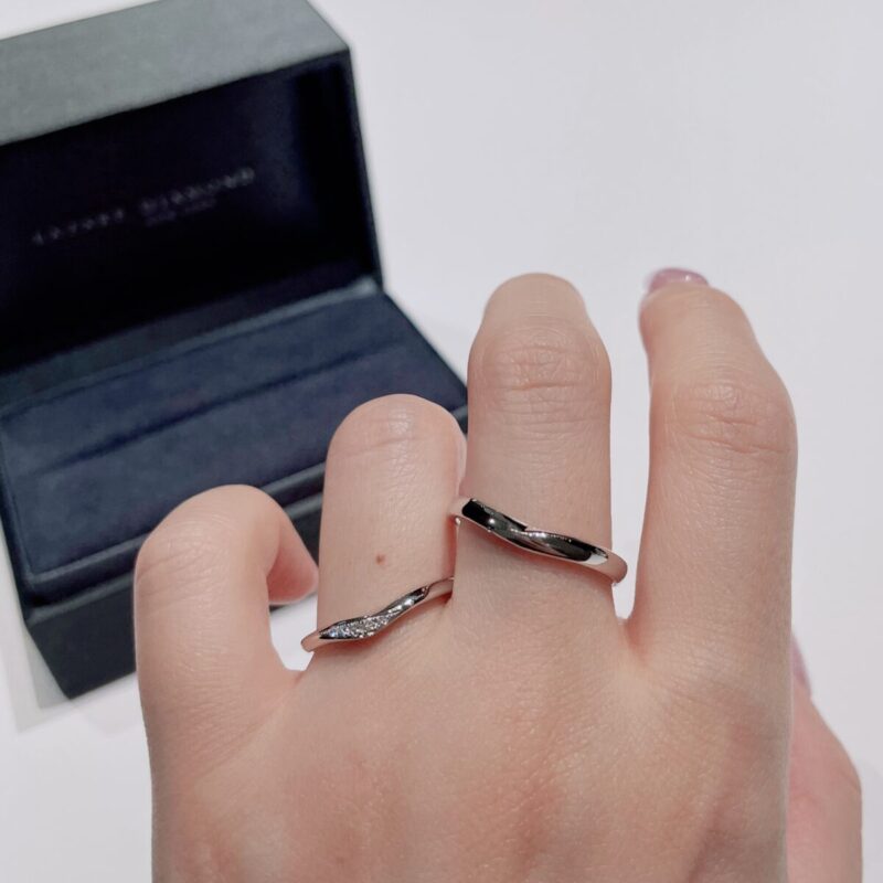 ラザールダイヤモンドの結婚指輪の着用画像