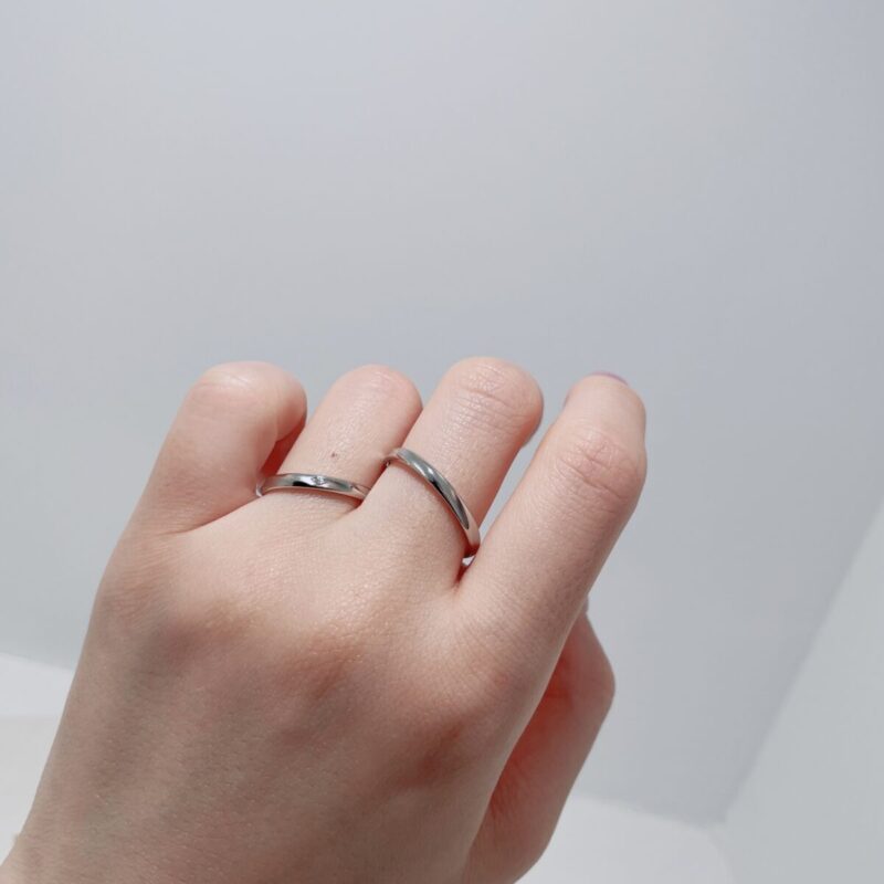 ロイヤル・アッシャーの結婚指輪の着用画像