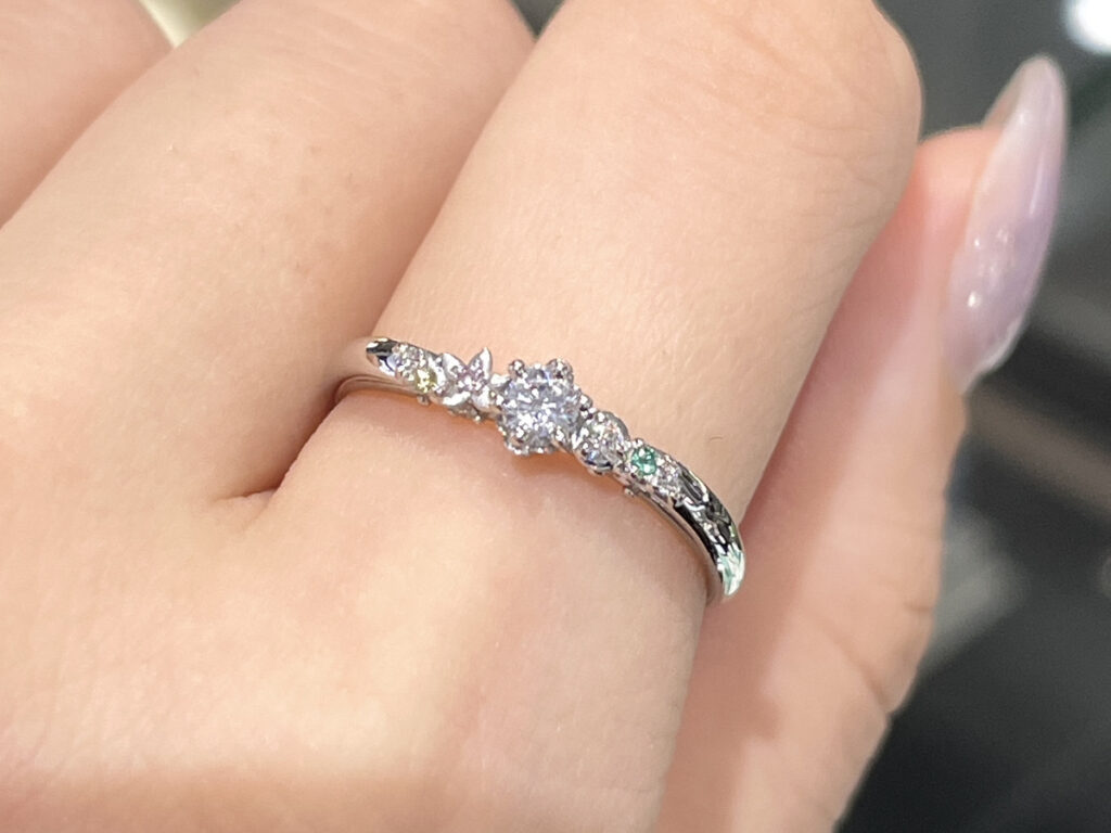 リトルマーメイドの婚約指輪ビヨンドザウェーブスをつけた画像