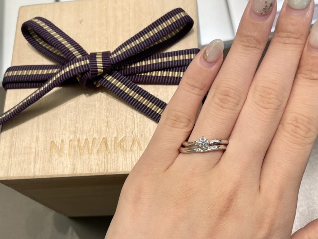 NIWAKAの婚約指輪露華、結婚指輪朝葉の着用イメージ画像