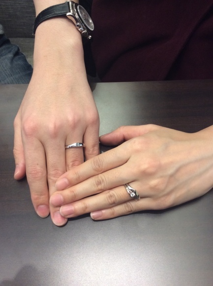 NIWAKAの結婚指輪「水鏡」婚約指輪「望」を薬指に着用した手元の画像