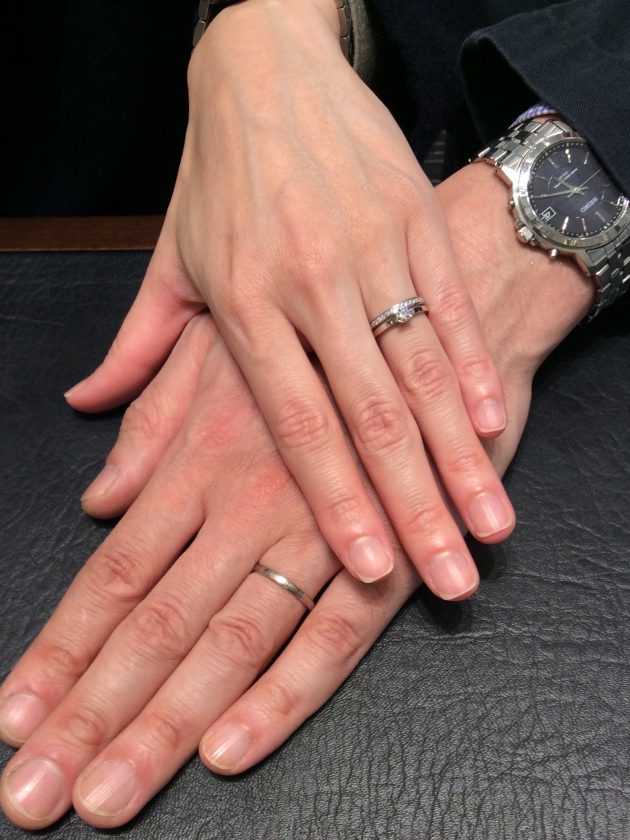NIWAKAの婚約指輪「心」を身につけている手元の写真
