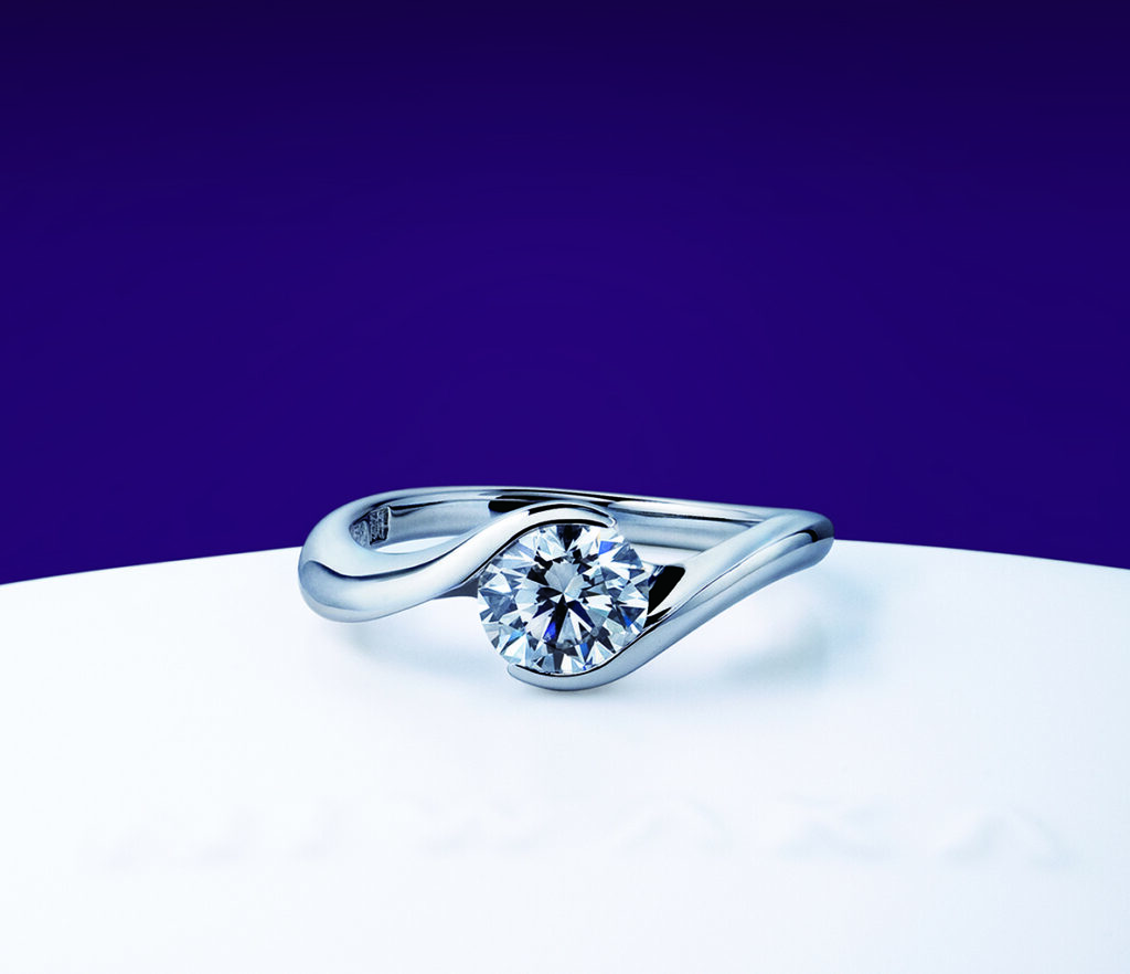 NIWAKAの婚約指輪「麗」の画像・大きなダイヤモンドをプラチナの腕で抱え込むデザイン。