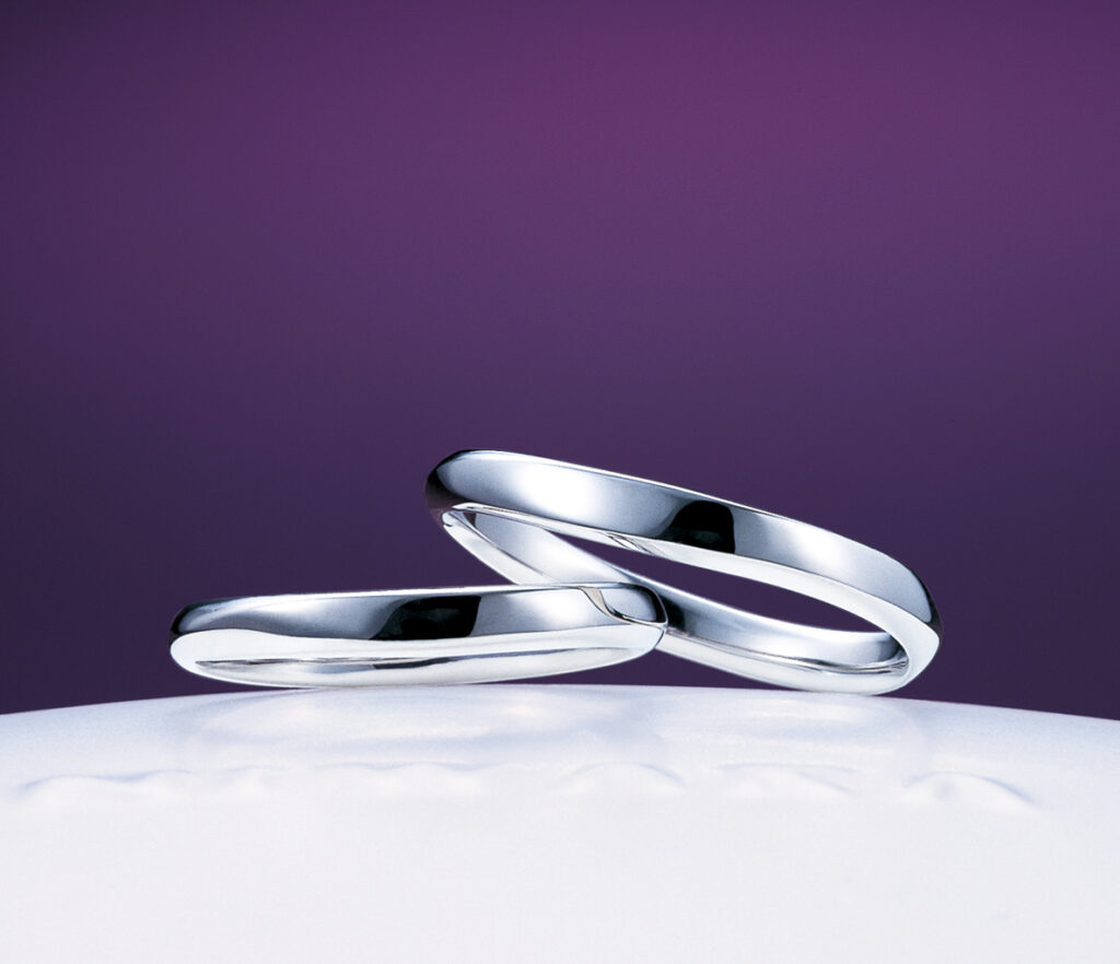 NIWAKAの結婚指輪　笹舟の画像　ダイヤモンドのないシンプルで曲線の美しいリング