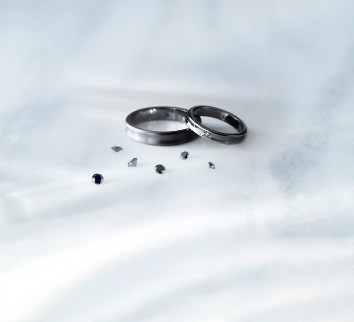 SORAのタンタル製の結婚指輪とその周りにブラックダイヤが散らばった画像