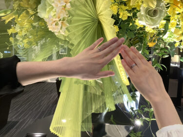 ロイヤルアッシャーの婚約指輪と結婚指輪をつけたお客様の写真