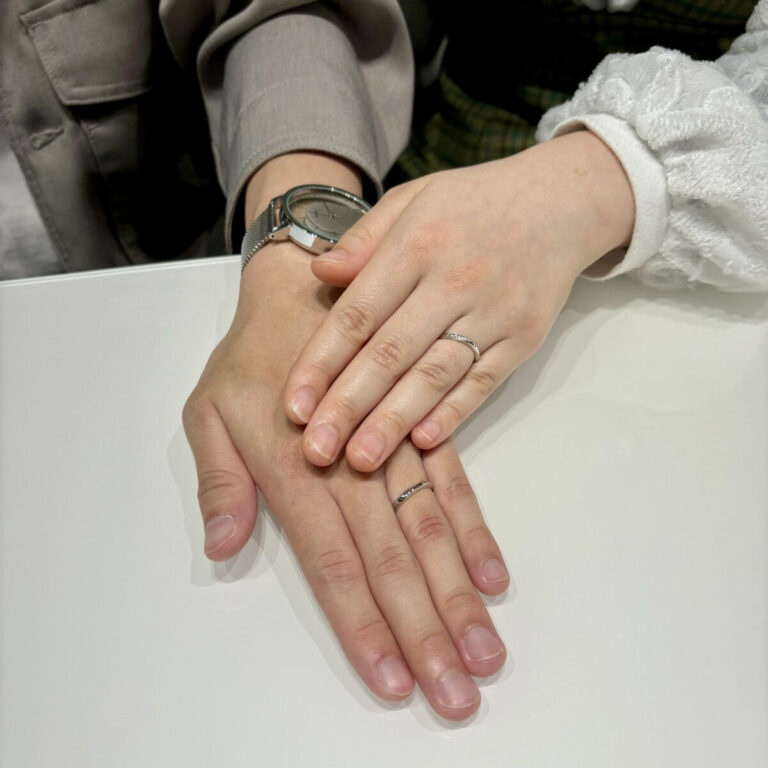 NIWAKAの結婚指輪　朝葉を身に付けた手元