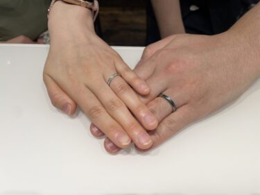 ソラとロイヤル・アッシャーの結婚指輪をつけた二人の手元の画像