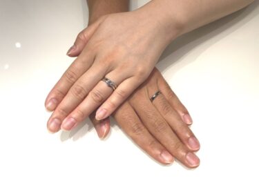NIWAKAの婚約指輪「白鈴」と結婚指輪「雪佳景」を重ね着けしたお客様の手元