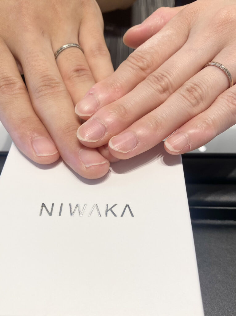 NIWAKA(にわか/俄)の結婚指輪ことほぎを着けた手元の写真