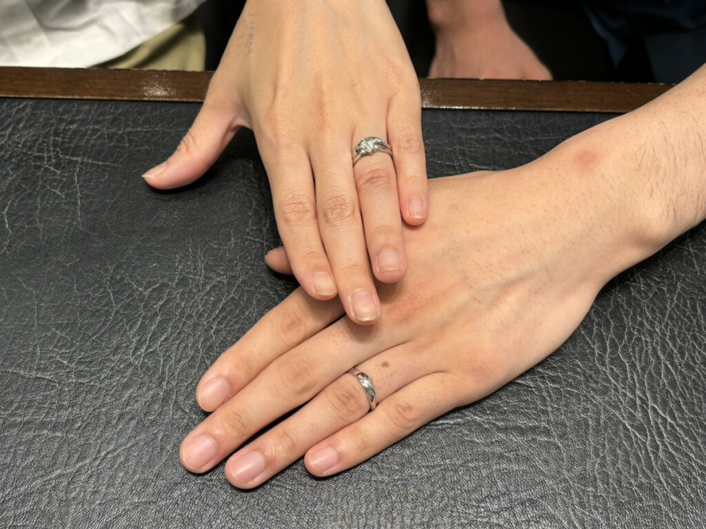 NIWAKAの婚約指輪と結婚指輪をつけているお客様の画像