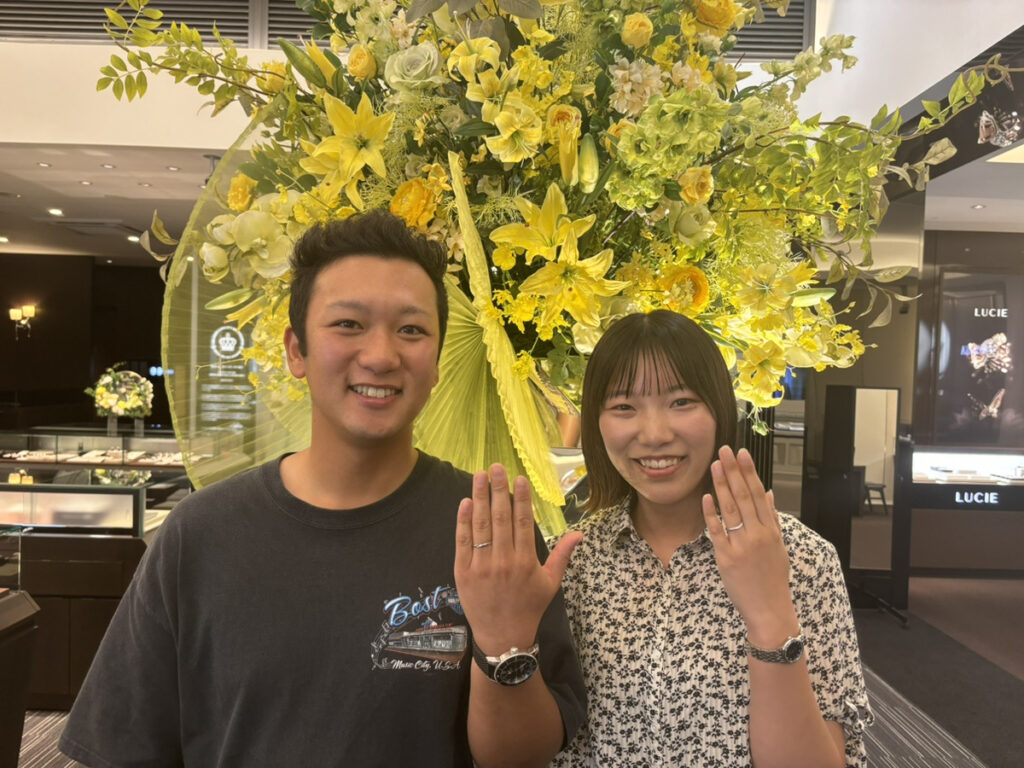 ロイヤル・アッシャーの結婚指輪WRB076WRB038を付けたお客様の画像