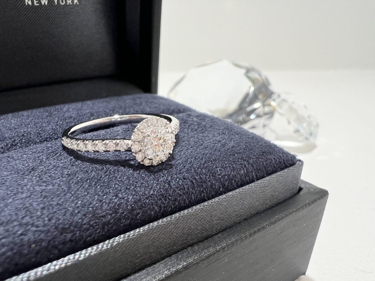 目を惹く輝き！取り巻きデザインの婚約指輪をチェック - ISSHINDO