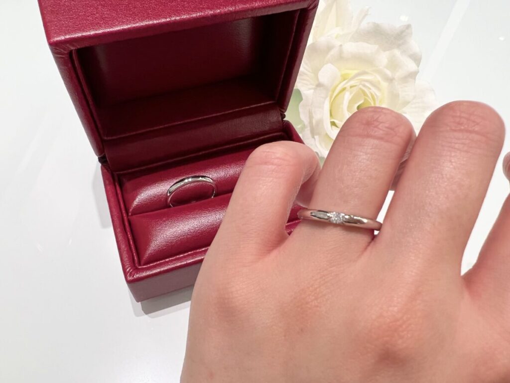 ワンポイントのメレダイヤが入った結婚指輪