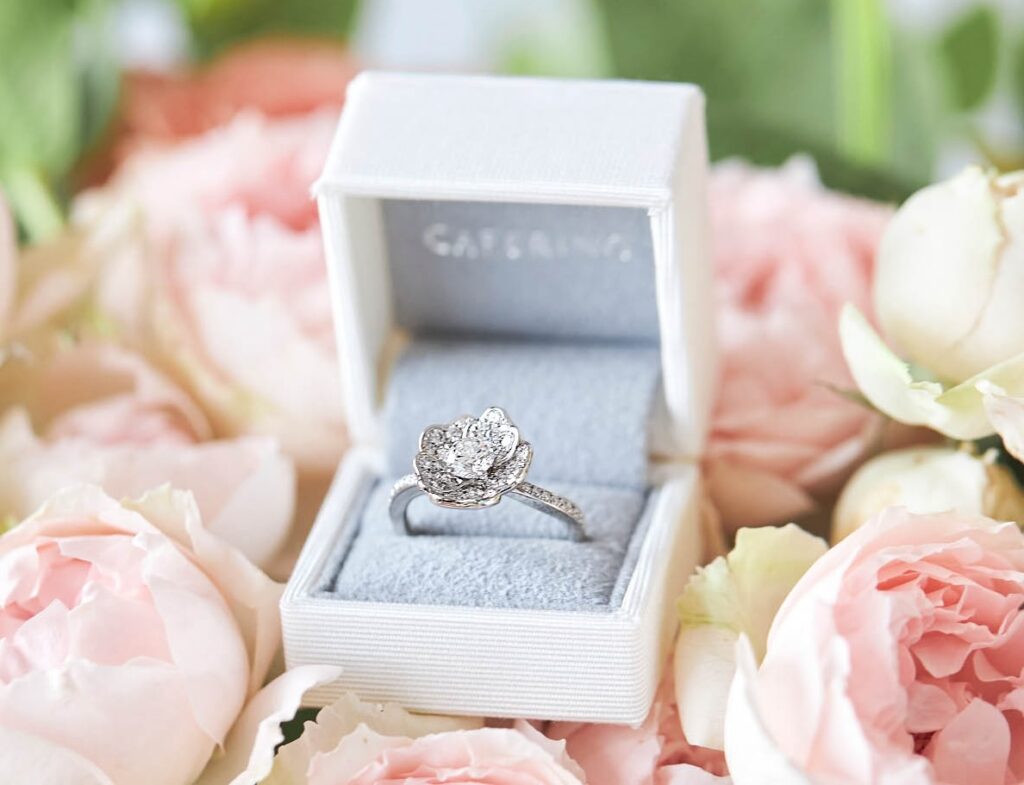 花モチーフの婚約指輪｜優美なフラワーデザインをご紹介します  