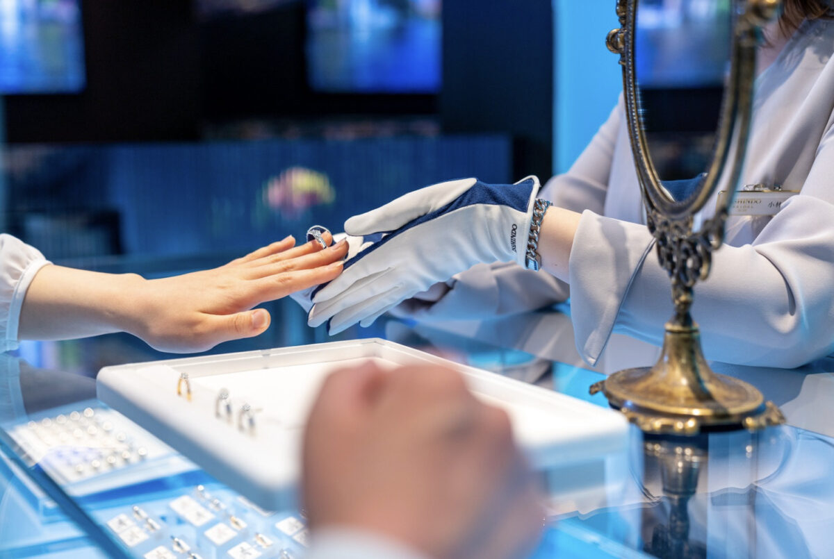 婚約指輪を一緒に選ぶカップルの手元