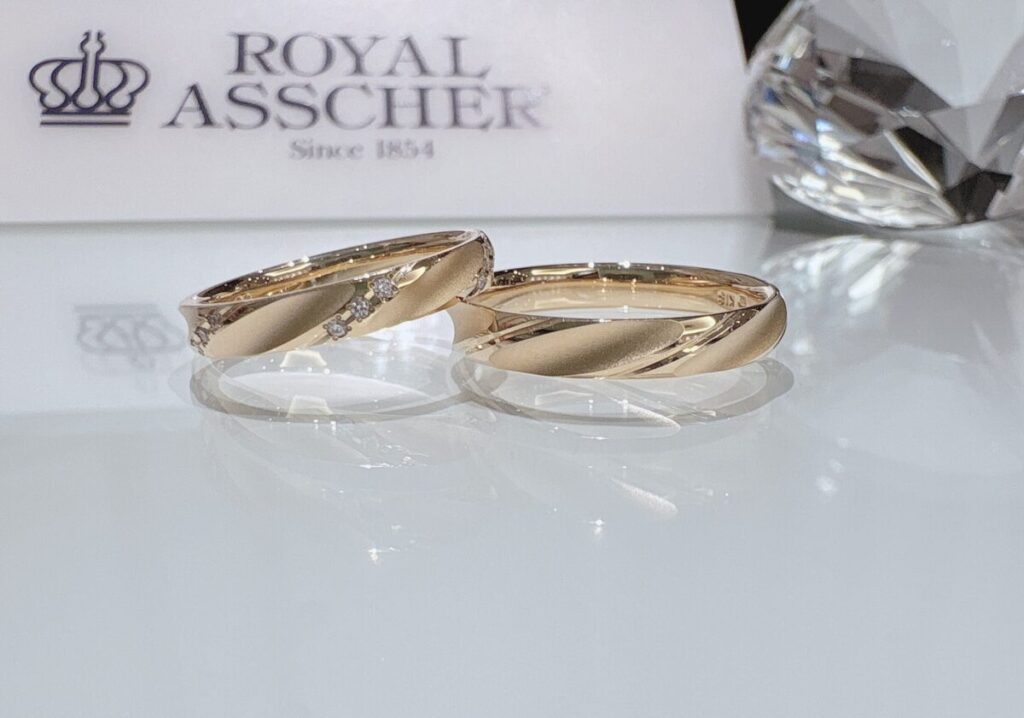 おしゃれなゴールドの結婚指輪