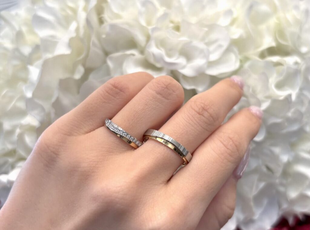 モニッケンダムのエタニティリングを着けた女性の手元