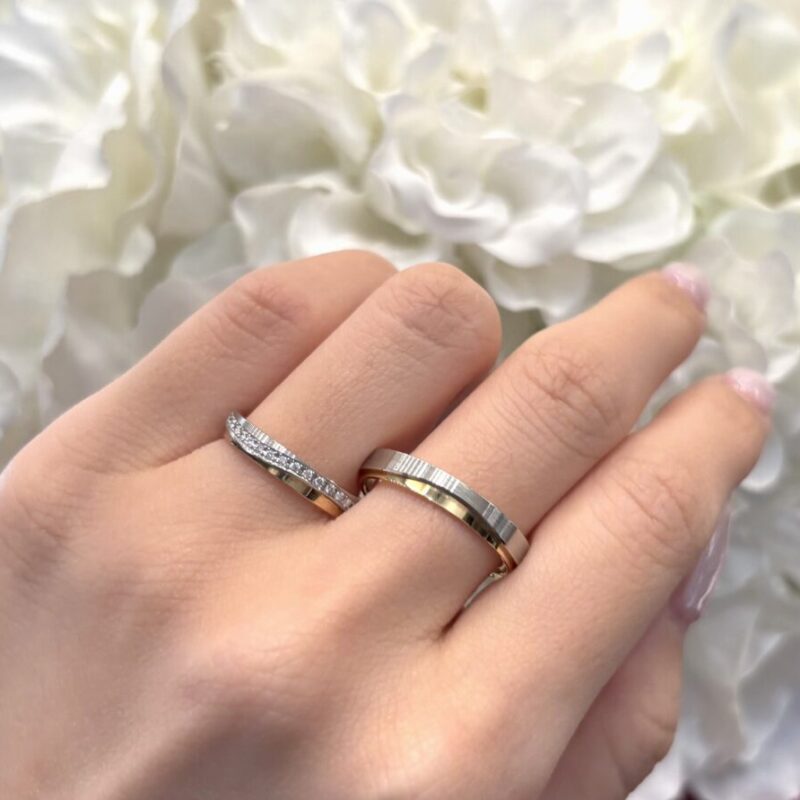 モニッケンダムの結婚指輪　イエローゴールドとプラチナのコンビ着用画像