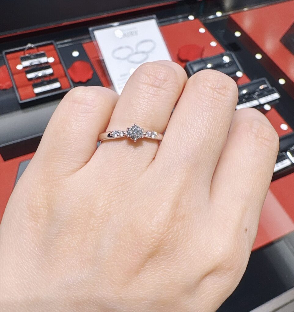 ストレート5石ダイヤの婚約指輪をつけた手元