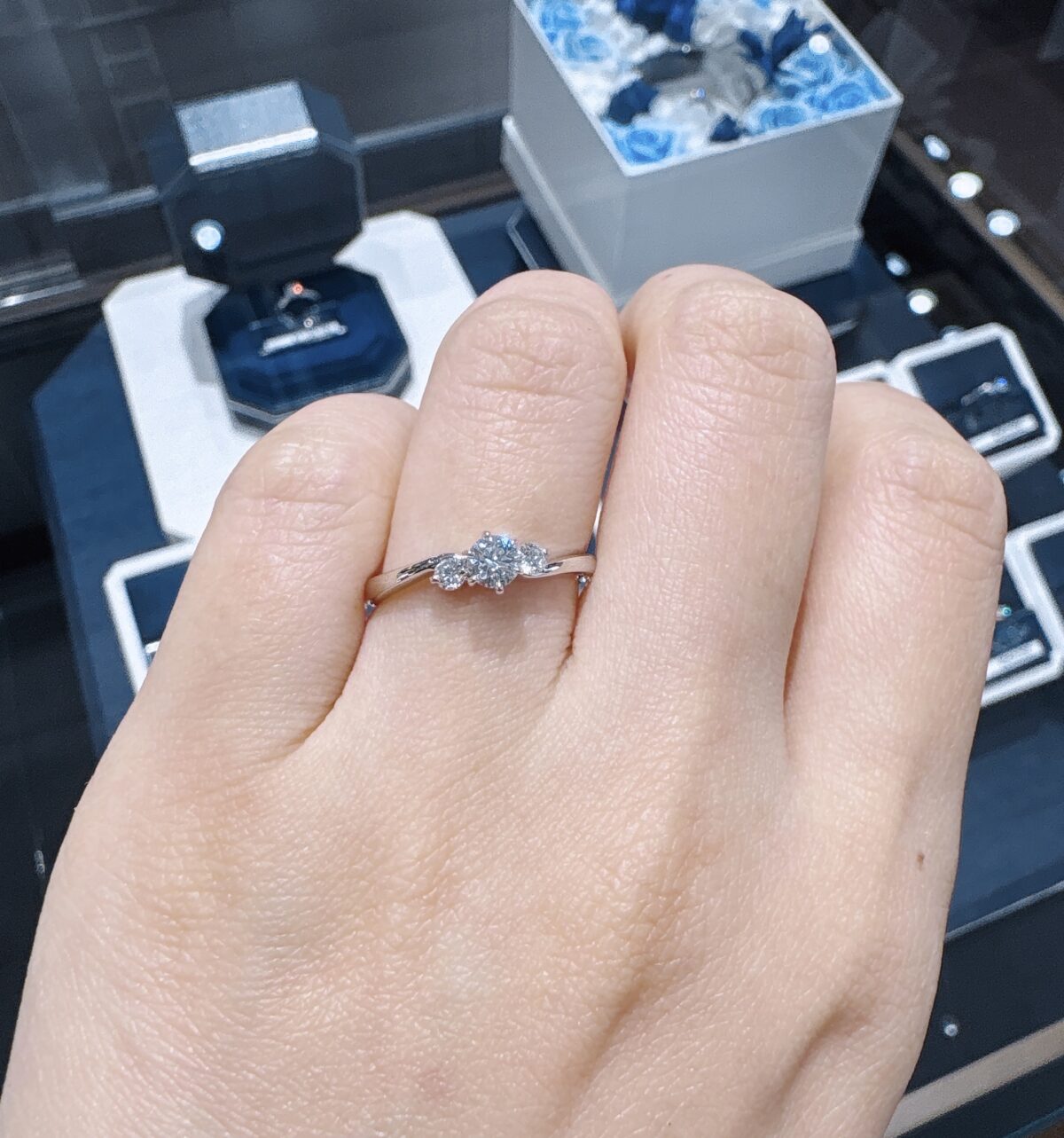 ロイヤル・アッシャー婚約指輪 ERA680 着用画像