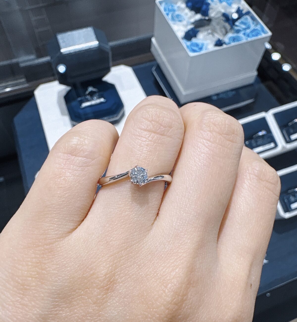 ロイヤル・アッシャー婚約指輪 ERA680 着用画像