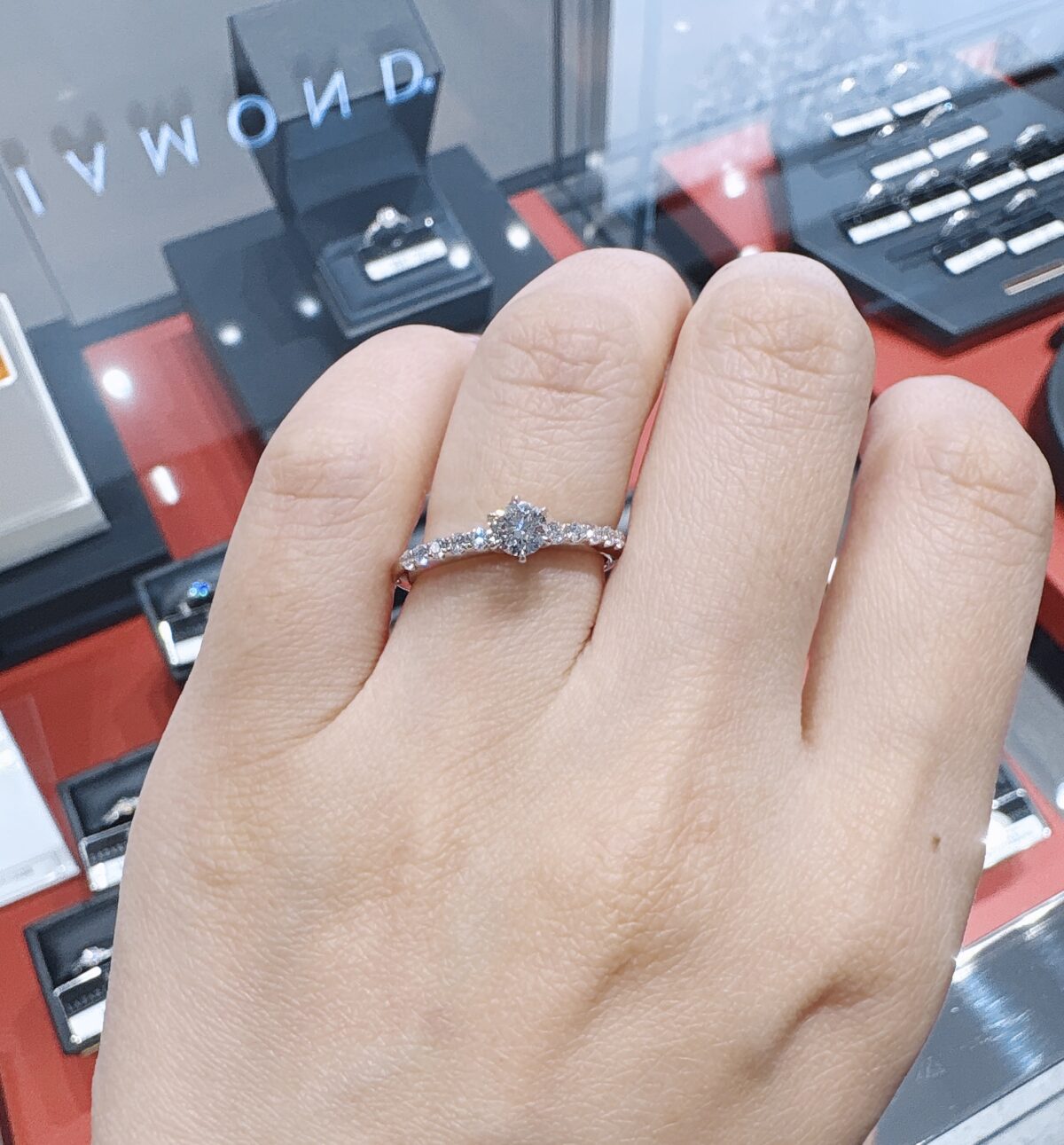 ラザールダイヤモンド婚約指輪 LD386 着用画像