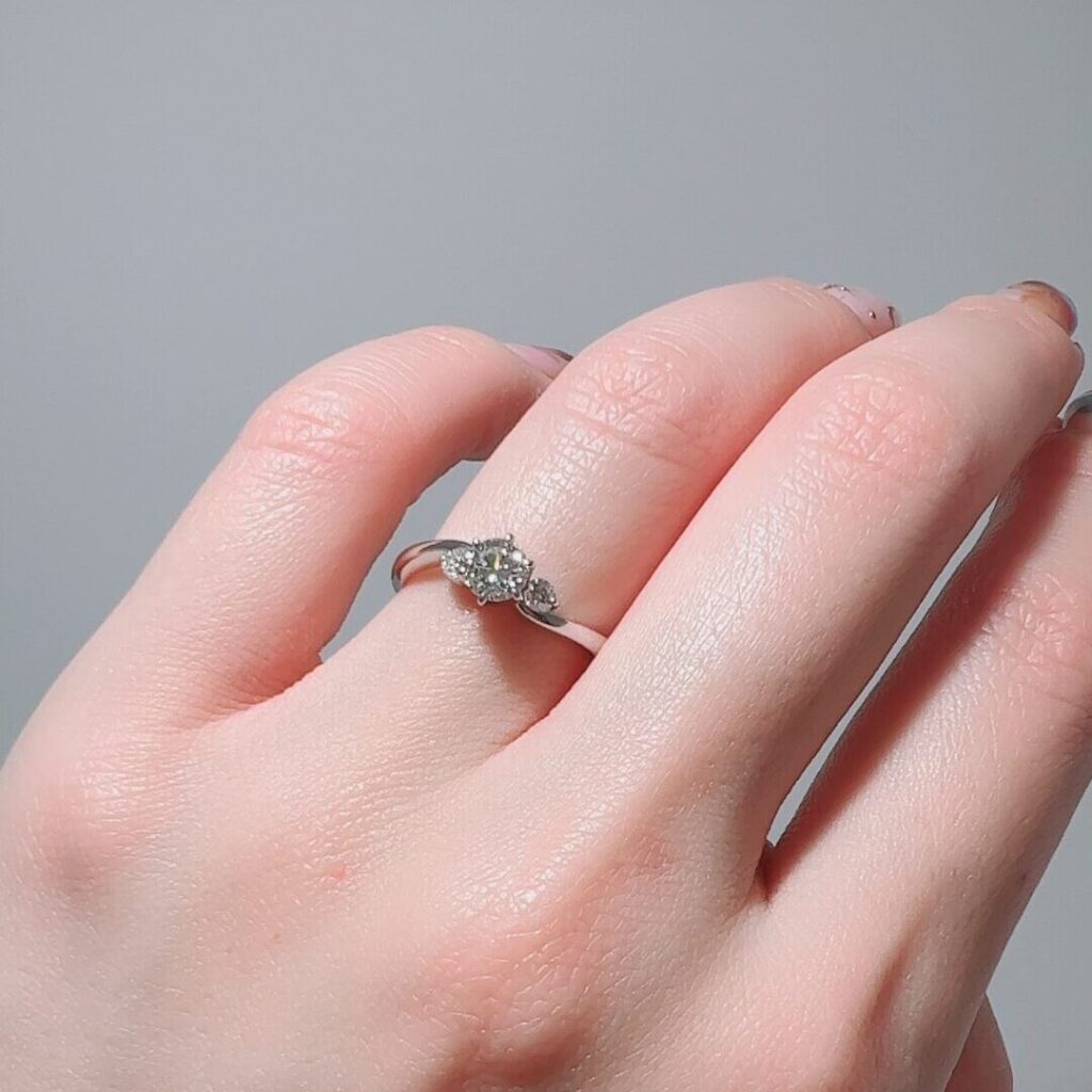 婚約指輪をつけた手元