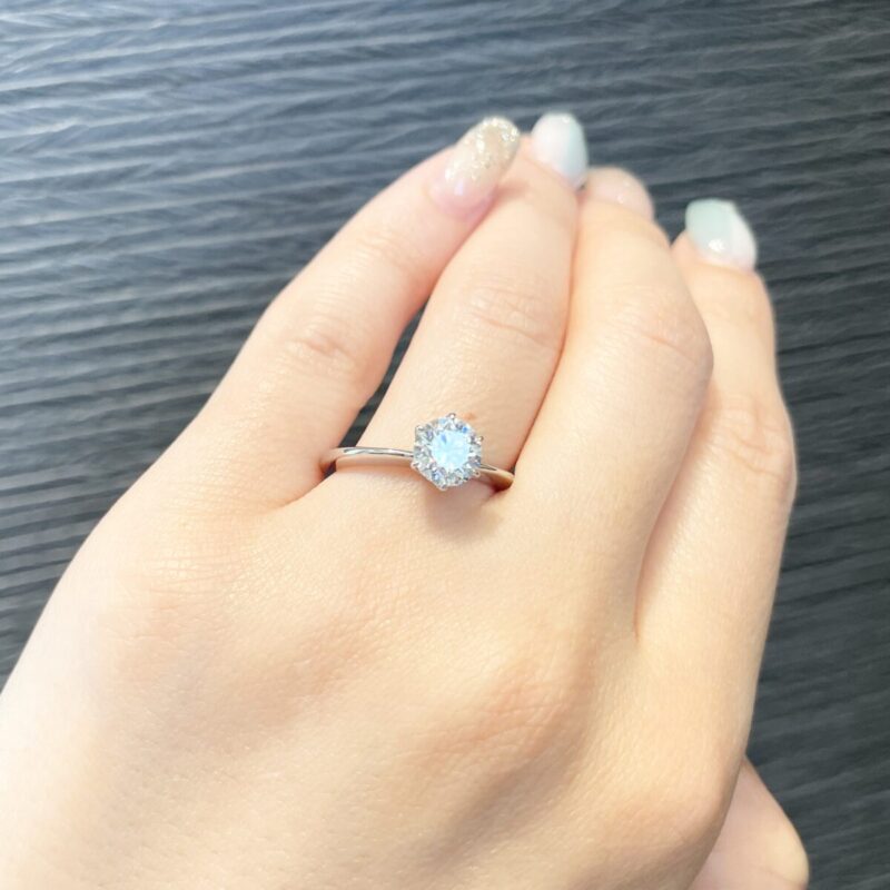 ロイヤル・アッシャーの1カラットの婚約指輪をつけた手元の画像