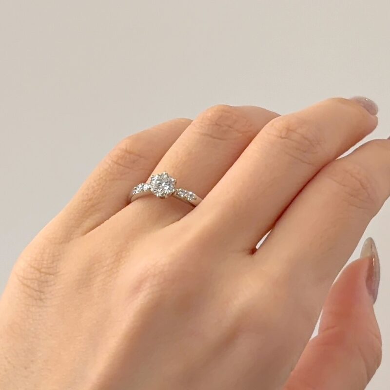 0.5カラットのダイヤがセッティングされたラザールダイヤモンドの婚約指輪ドリルトンを着用した手元
