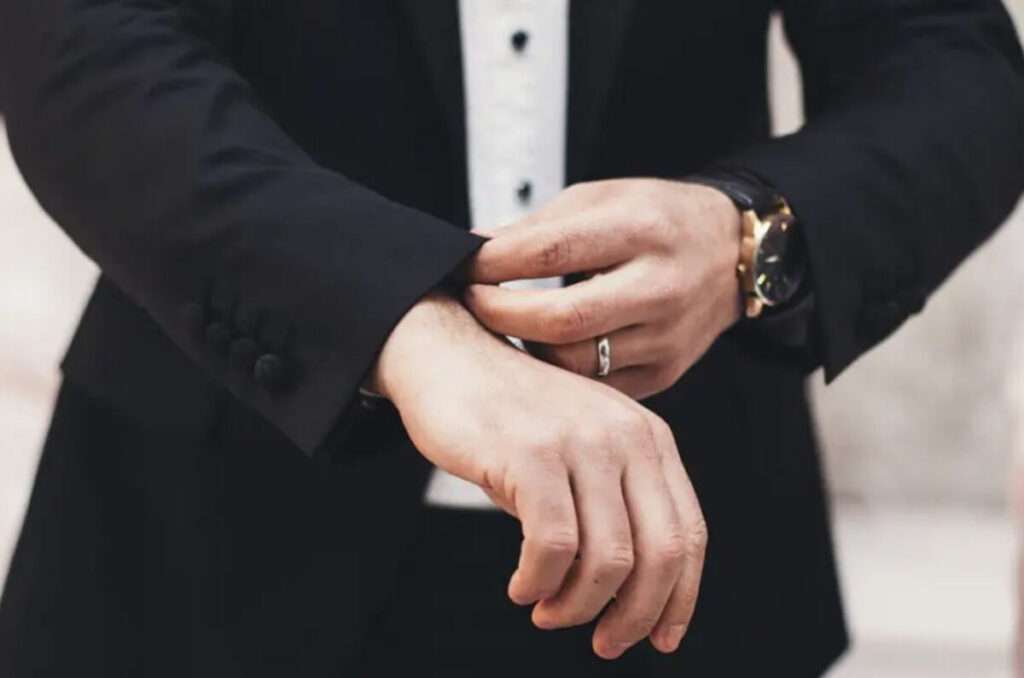 ダイヤモンドの結婚指輪をつけている男性