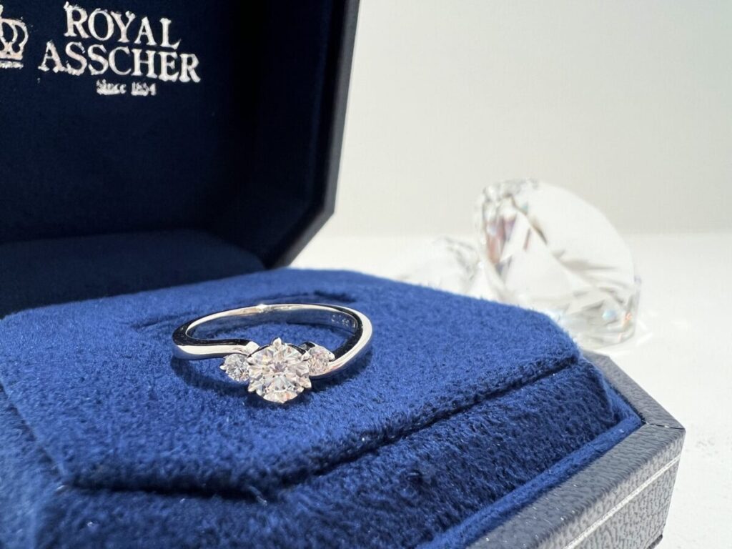 ロイヤル・アッシャーの婚約指輪ERA680の画像