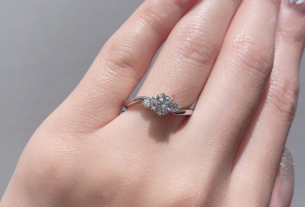 婚約指輪をつけた手元