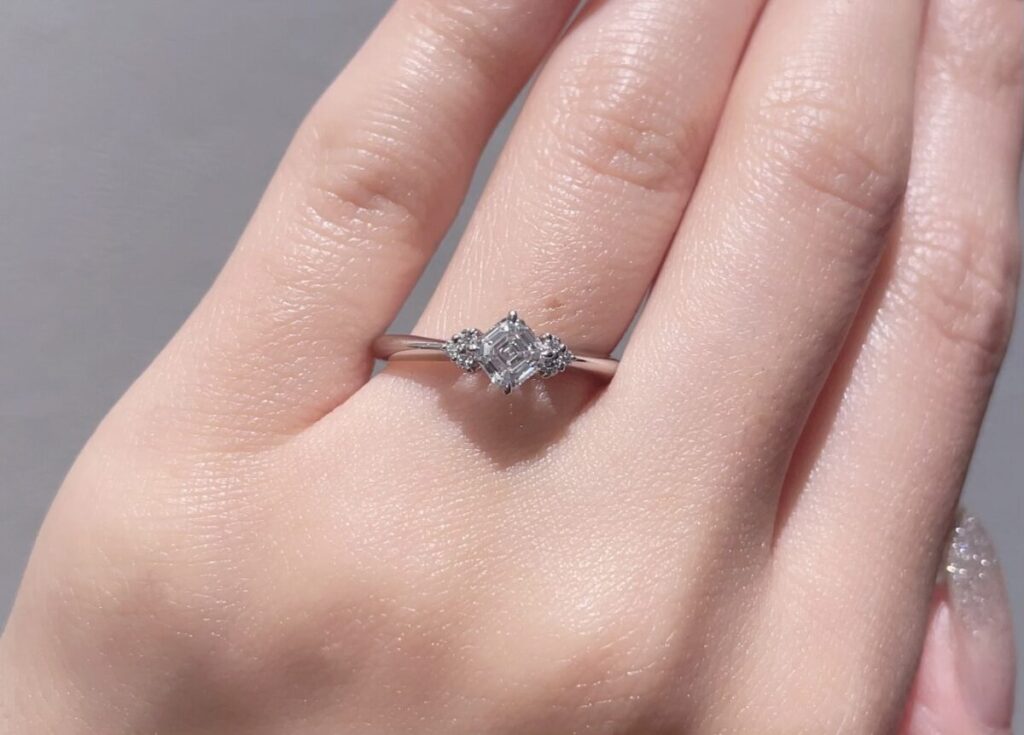 ファンシーカット　ロイヤルアッシャーカット婚約指輪