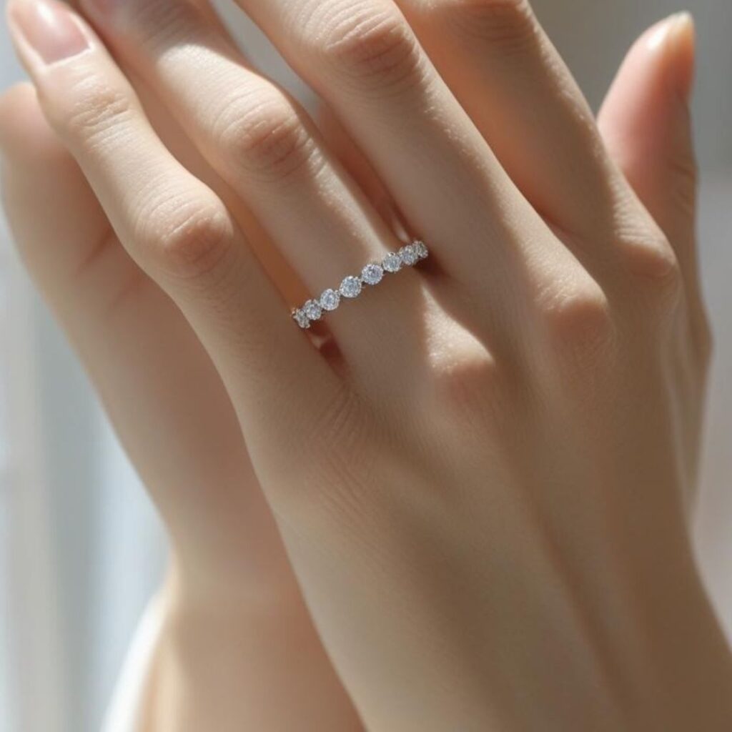 薬指に指輪をつけている手元の画像