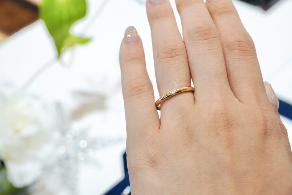 ゴールドにアレンジしたロイヤル・アッシャーの新作結婚指輪WRB917の着用画像