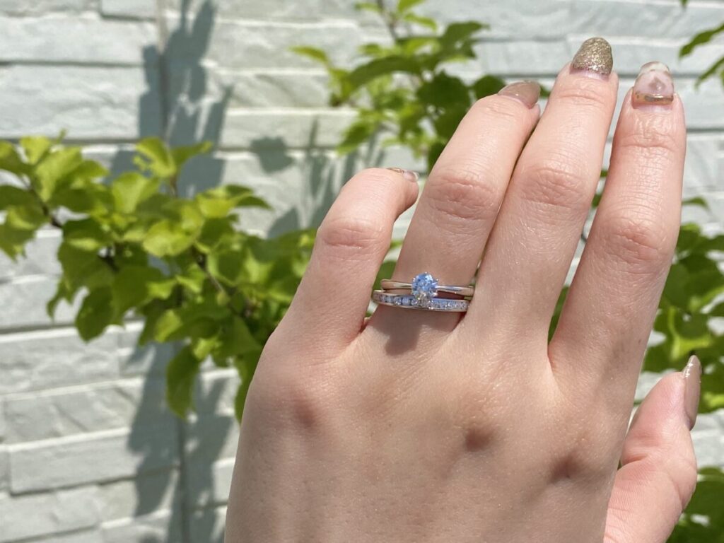 婚約指輪をつけた手元