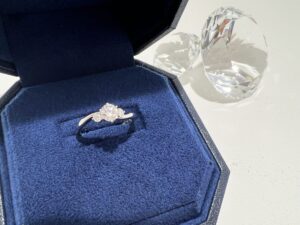 大人可愛い婚約指輪の選び方 | 上品さとこだわりが叶うデザイン集